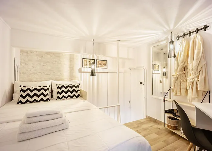 Acropolis Elegant Maisonette By Lodgespot